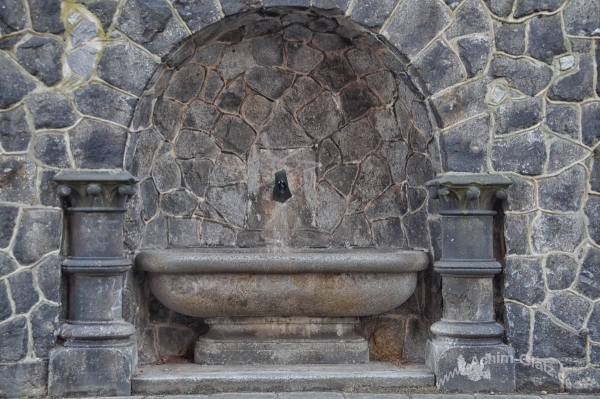 alter Wandbrunnen