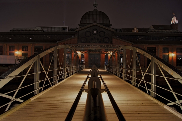 Brücke Fischauktionshalle bei Nacht