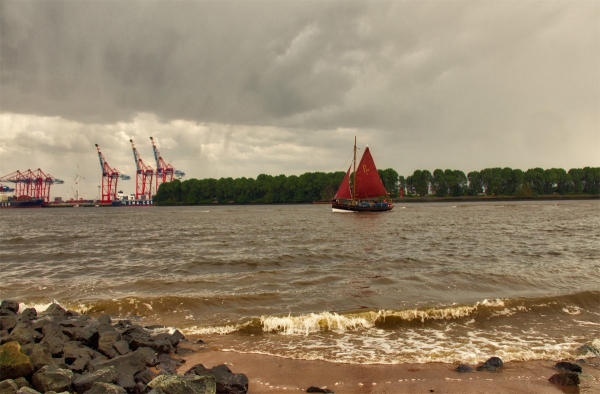 Segelboot auf der Elbe 