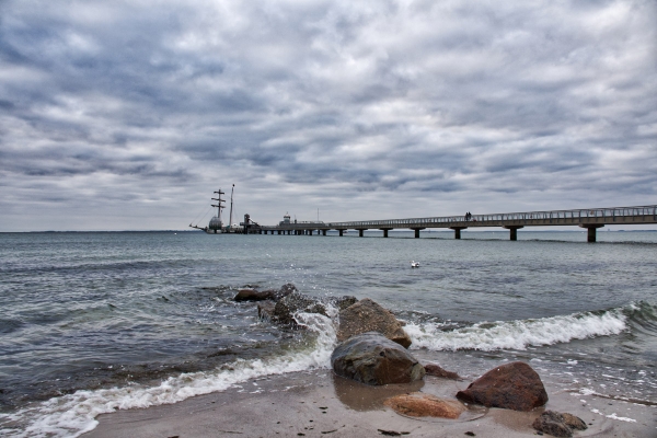 Seebrücke in Grömitz mit Steinen