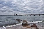 Seebrücke in Grömitz mit Steinen