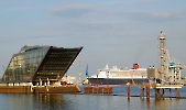 Dockland in Hamburg mit Queen Mary 2